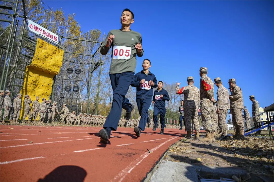 运动员实力大比拼，场上激烈对决引人关注